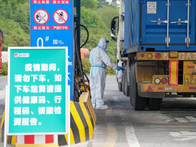 防疫政策调整后 货车司机：令人哭笑不得的事情开始少了