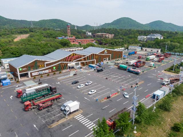 防疫政策调整后 货车司机：令人哭笑不得的事情开始少了