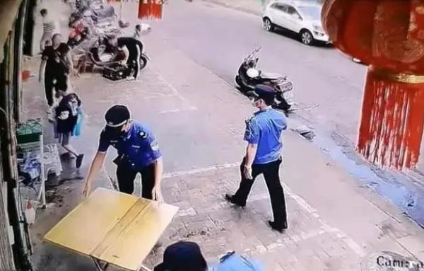 媒体:一张小书桌影响了什么市容?