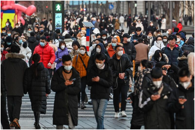 上海黄浦区街道上人来人往的人群