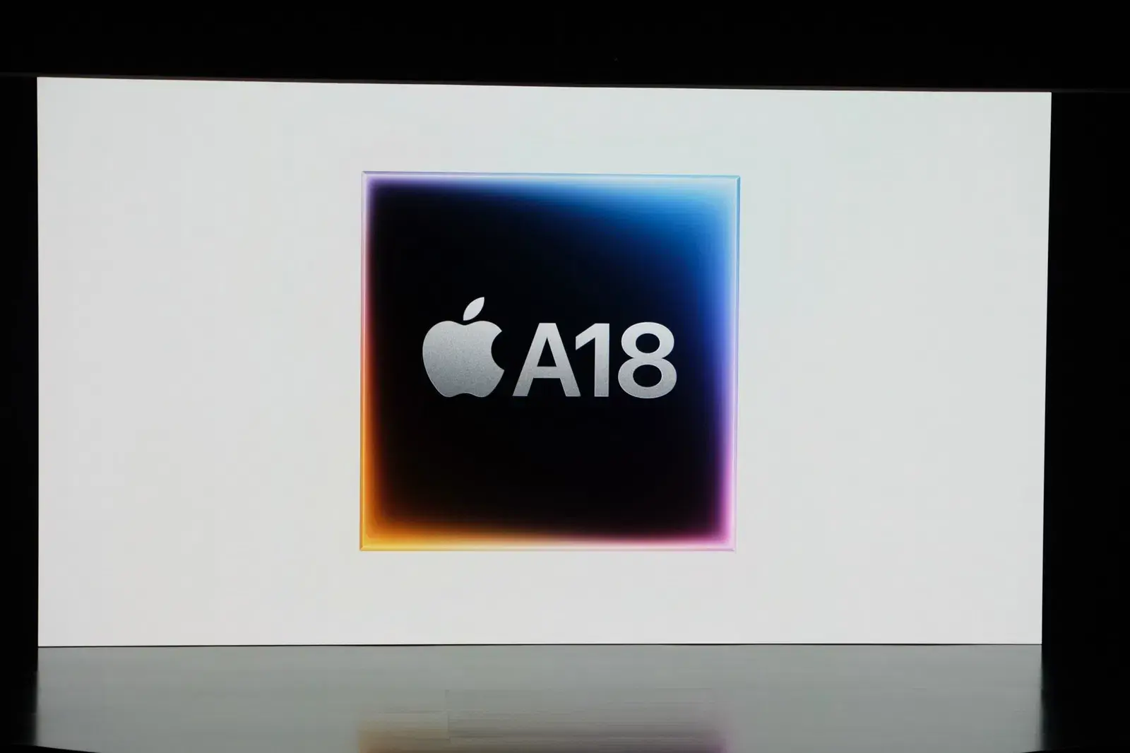 苹果公司发布iPhone 16/16 Plus 双摄像头再次垂直排列 加入AI特性